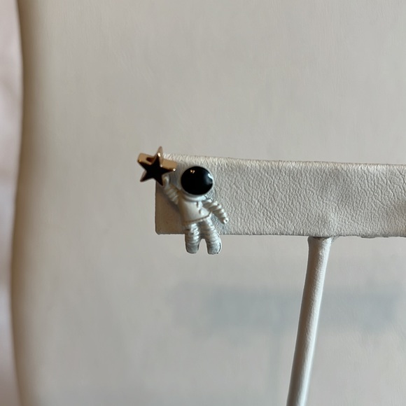 Adorable Astronaut Earrings - Picture 2 of 3